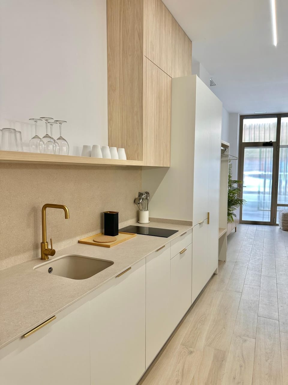 Coffee/tea facilities, Kitchen or kitchenette, stove