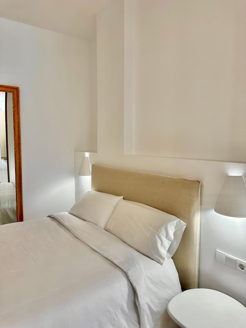Bed, Photo of the whole room, Decorative detail, Bedroom