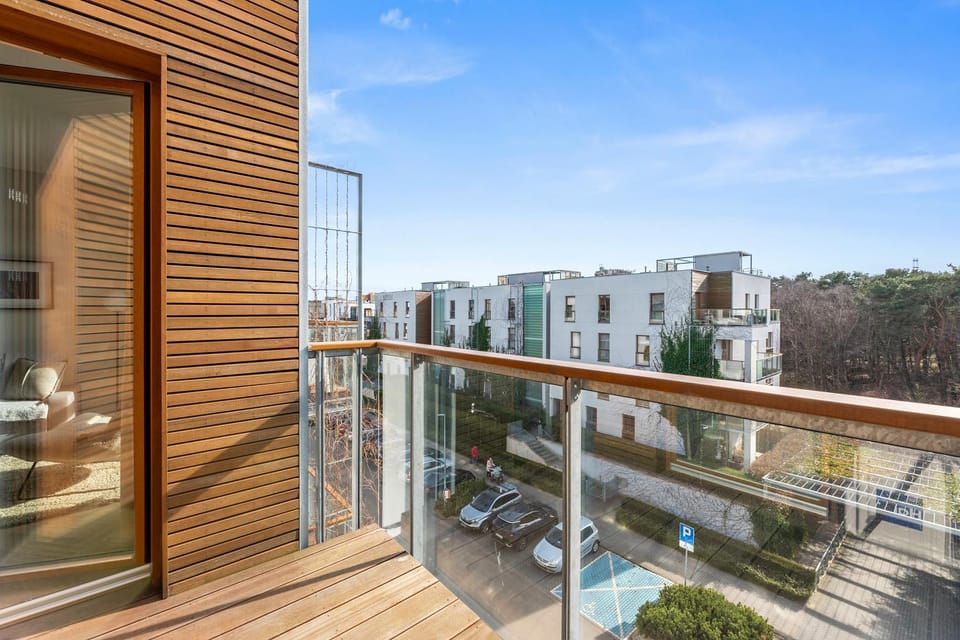Property building, Day, Balcony/Terrace, Location, Quiet street view