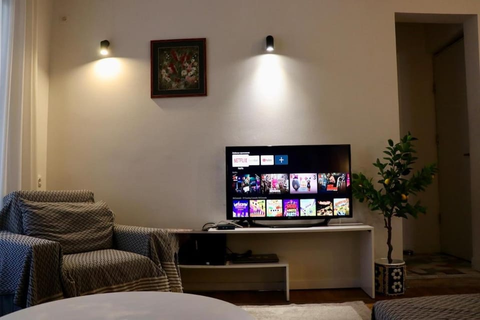 Communal lounge/ TV room, TV and multimedia, Living room, Seating area, Evening entertainment