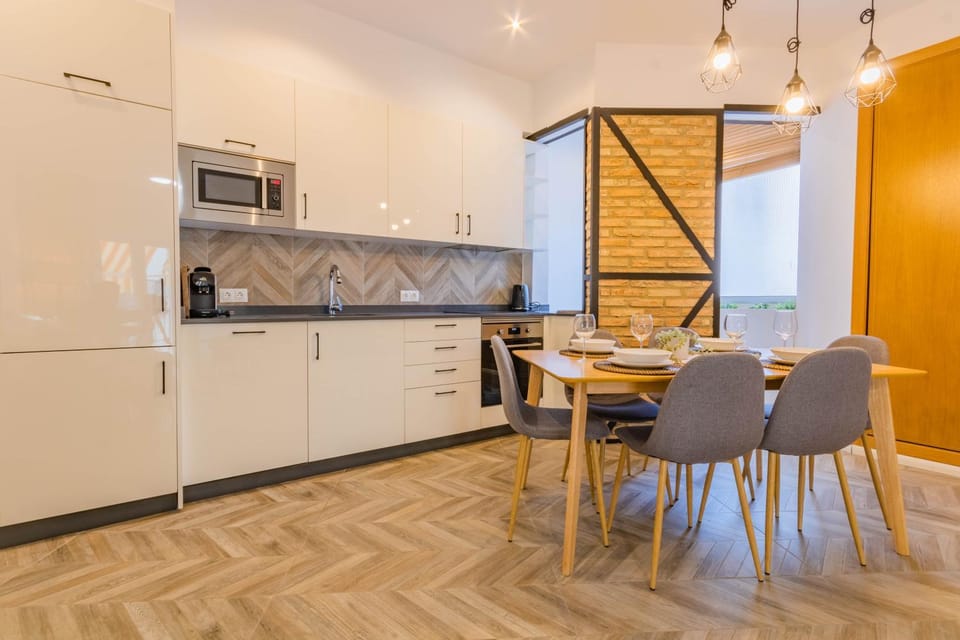 Kitchen or kitchenette, Dining area