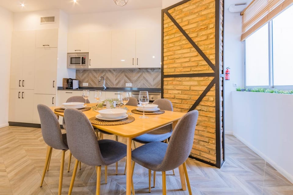 Kitchen or kitchenette, Dining area
