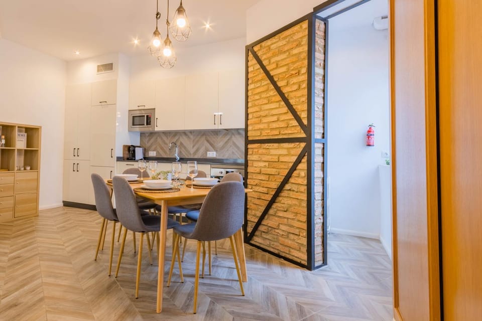 Kitchen or kitchenette, Dining area