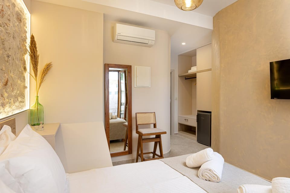Bed, TV and multimedia, Photo of the whole room, Seating area, Bedroom, air conditioner