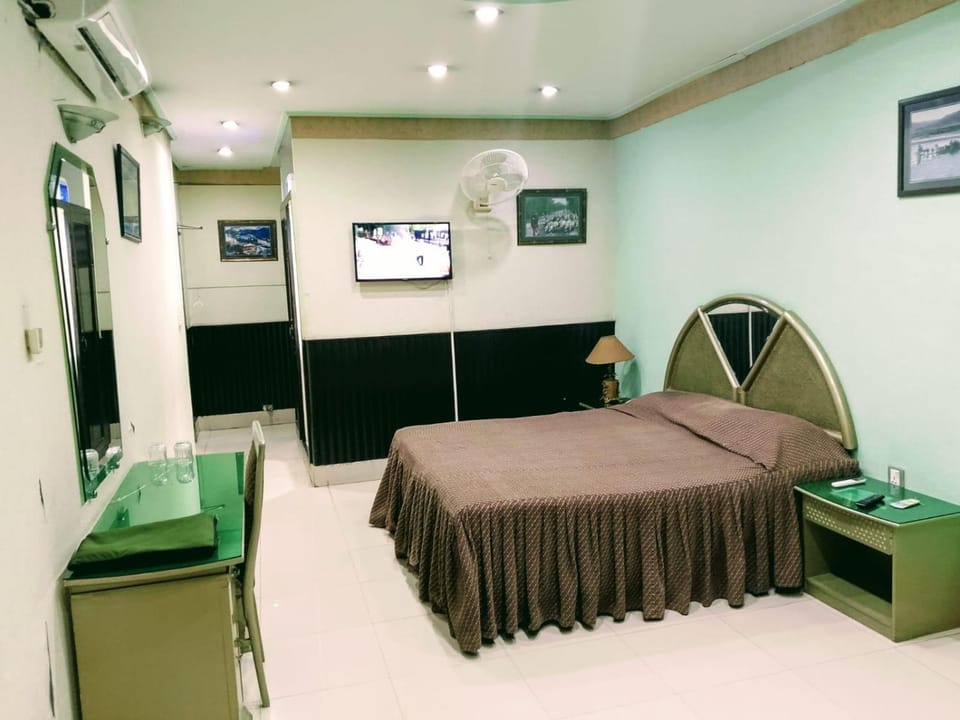 Bed, Photo of the whole room, Seating area, Bedroom