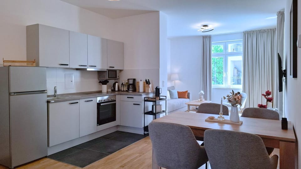Coffee/tea facilities, Kitchen or kitchenette, Living room, Seating area, Dining area, dishwasher, oven, stove, toaster