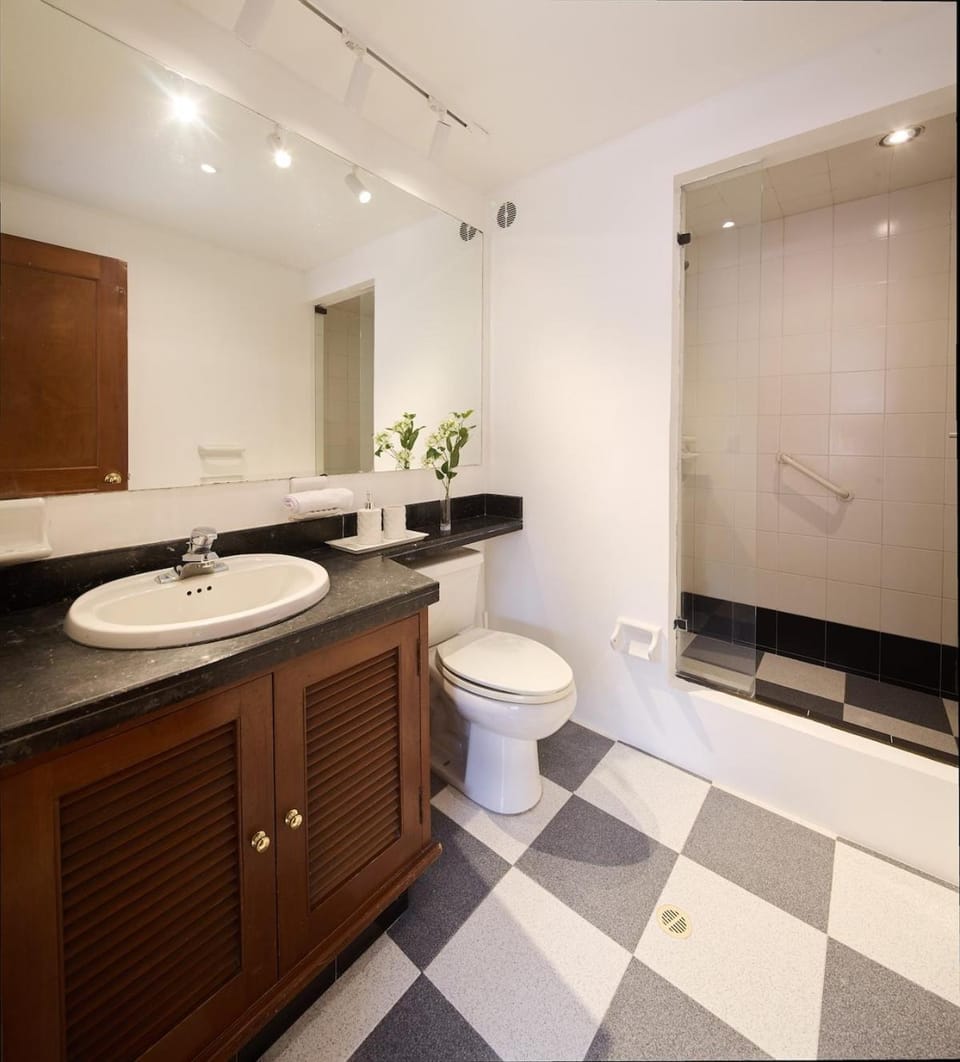 Shower, Toilet, Bathroom, towels