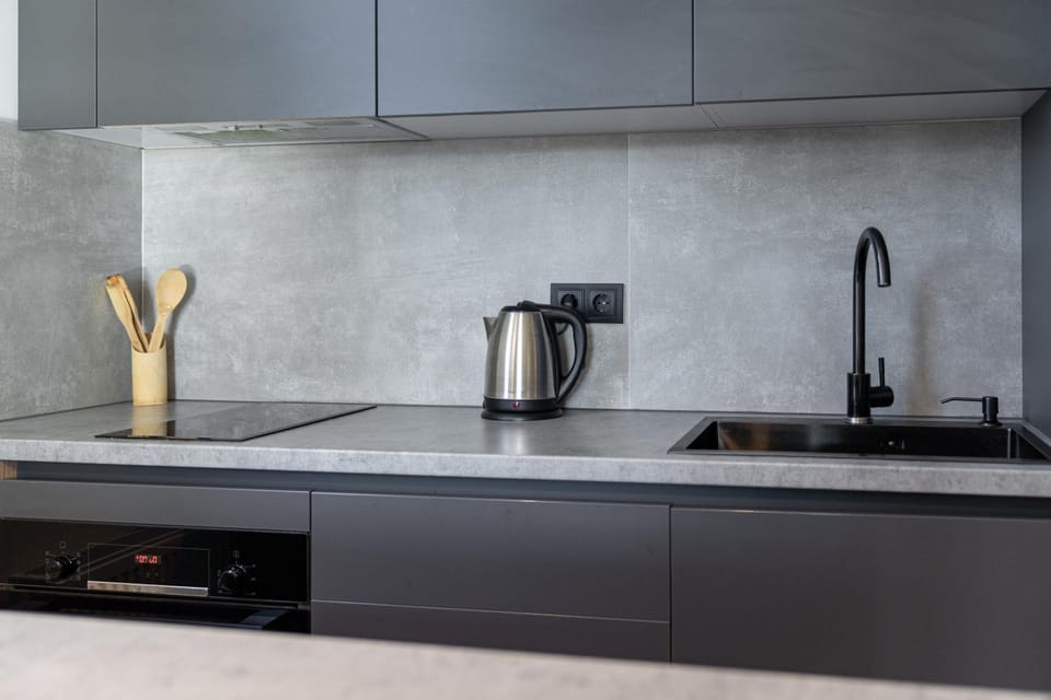 Coffee/tea facilities, Kitchen or kitchenette, stove