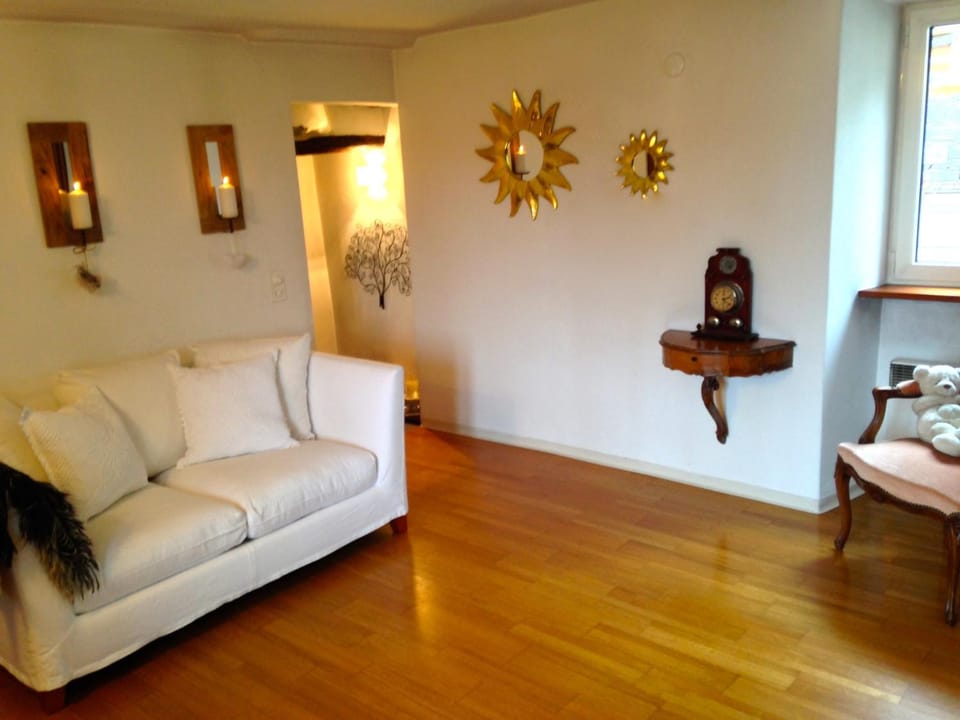 TV and multimedia, Living room, Decorative detail, Seating area