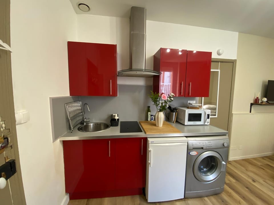 Kitchen or kitchenette, stove, washing machine