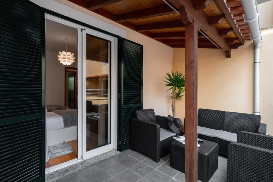 Bed, Seating area, Bedroom