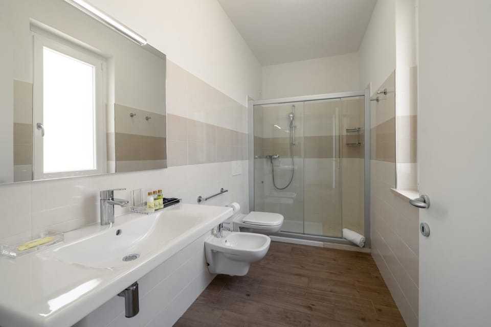 Shower, Toilet, Bathroom, bidet, towels