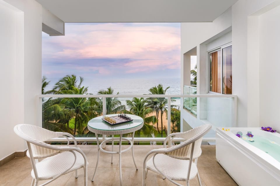 View (from property/room), Balcony/Terrace, Dining area, Sea view