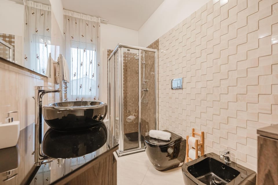 Shower, Toilet, Bathroom, towels