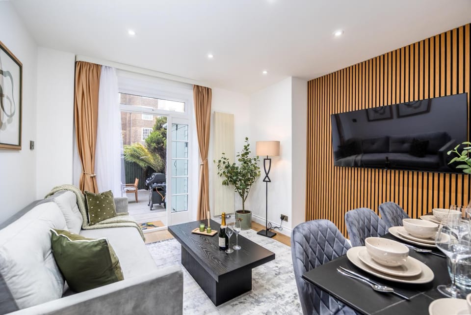 TV and multimedia, Living room, Seating area, Dining area