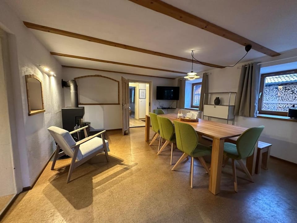 TV and multimedia, Living room, Seating area, Dining area