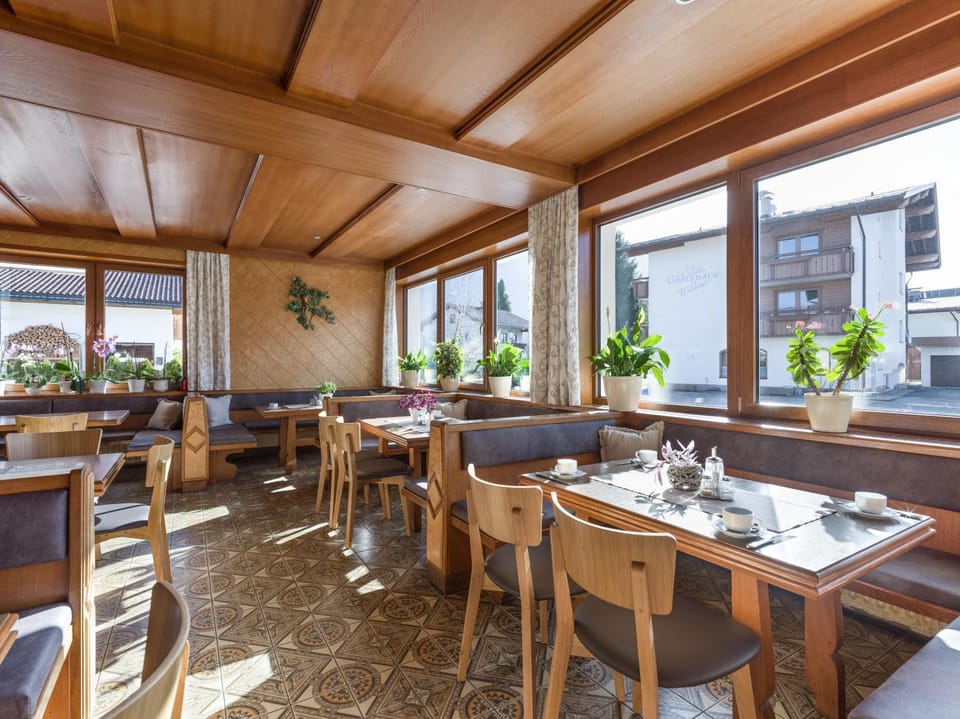 Restaurant/places to eat, Seating area