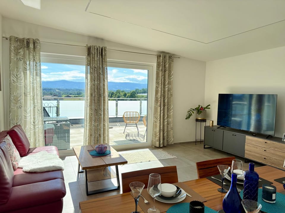 Communal lounge/ TV room, TV and multimedia, View (from property/room), Balcony/Terrace, Living room, Seating area