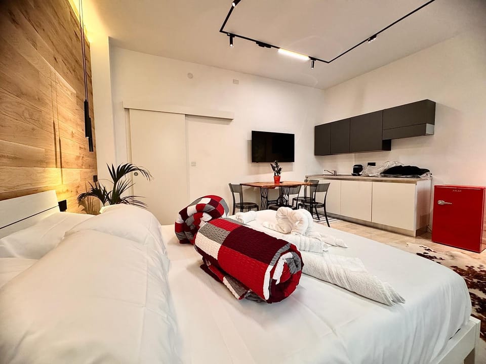 Bed, TV and multimedia, Living room, Photo of the whole room, Seating area, Dining area, Bedroom