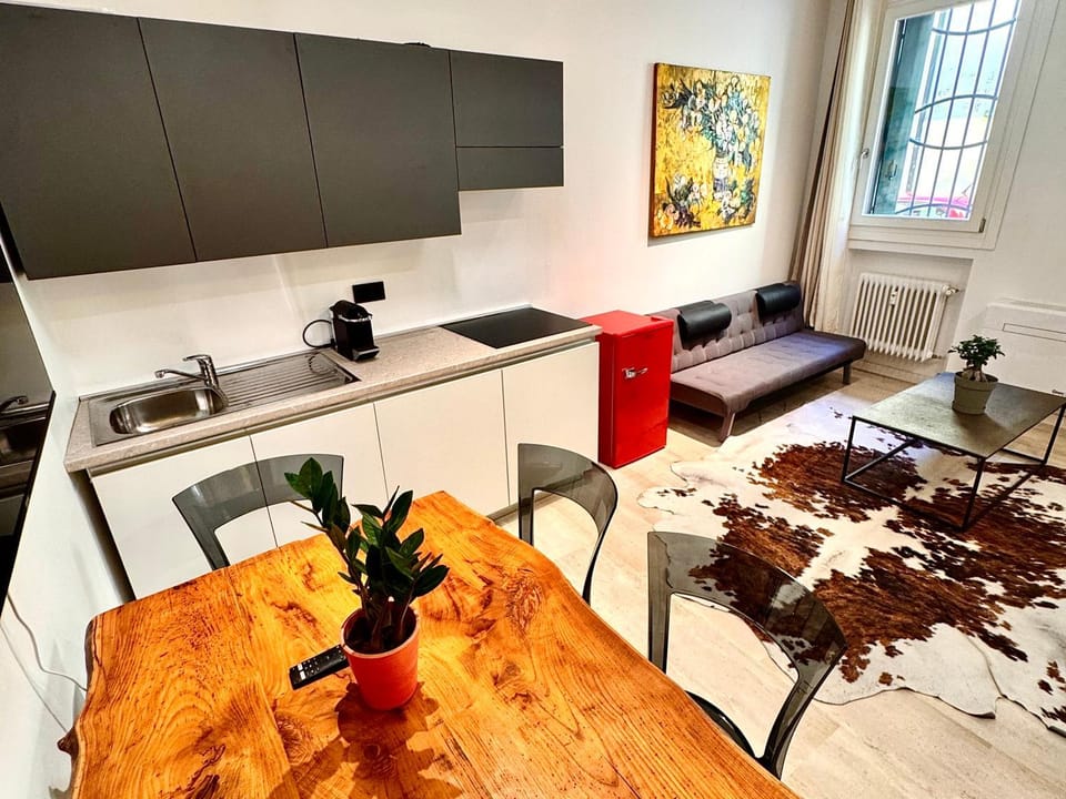 Kitchen or kitchenette, Dining area, stove