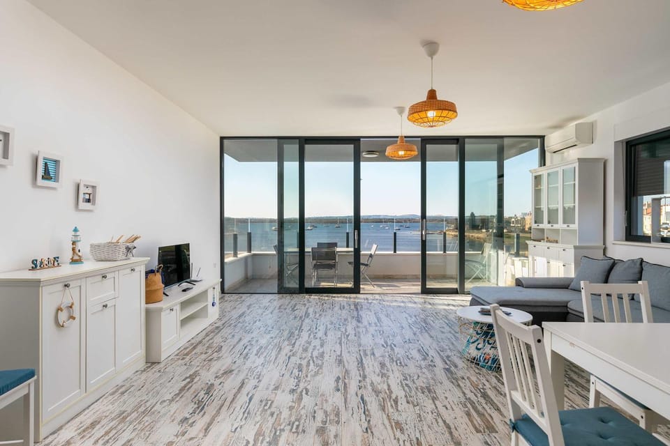 View (from property/room), Balcony/Terrace, Living room, Seating area, Dining area