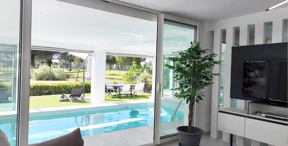 Patio, Communal lounge/ TV room, Garden, TV and multimedia, Garden view, Pool view, Swimming pool, Swimming pool, sunbed