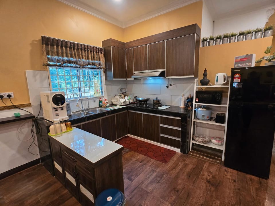 Coffee/tea facilities, Kitchen or kitchenette, stove, toaster