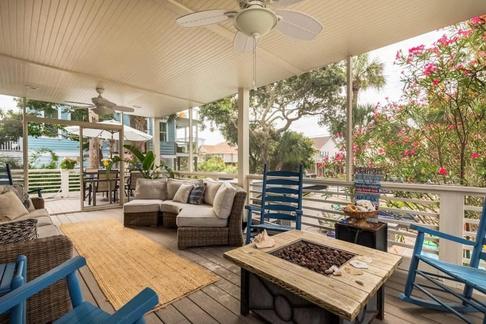 Sandy Paws Retreat House in Folly Beach