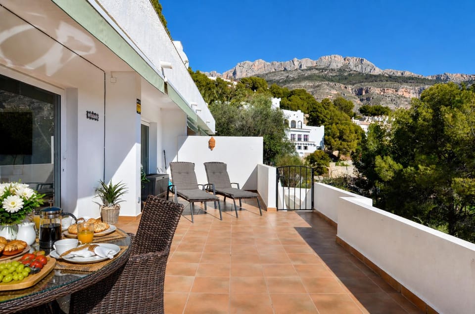 Property building, Balcony/Terrace, Seating area, Mountain view