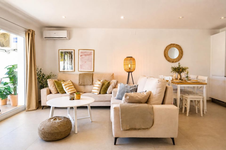 Living room, Seating area, Dining area, air conditioner