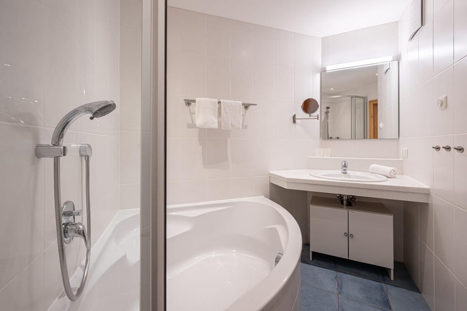 Shower, Bath