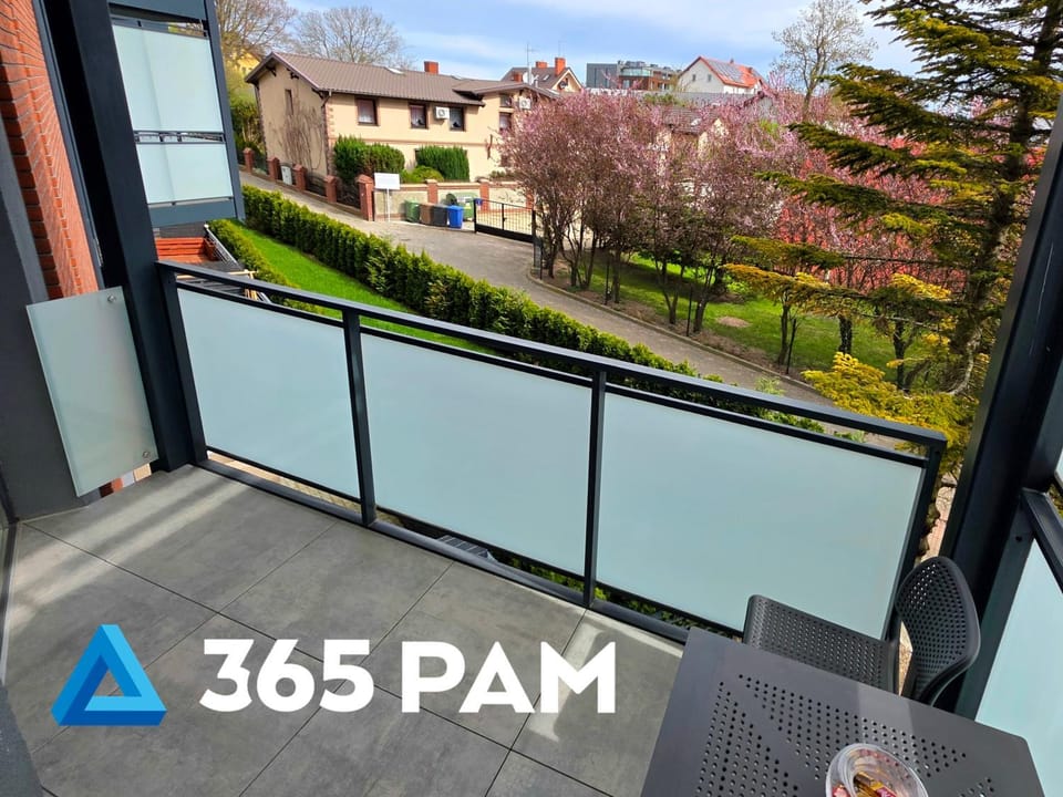 Property building, Spring, Day, Balcony/Terrace