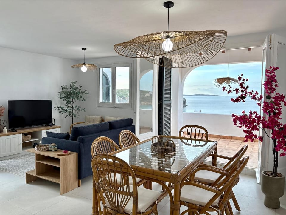 Communal lounge/ TV room, Seating area, Dining area, Sea view