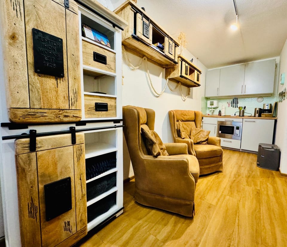 Kitchen or kitchenette, Seating area
