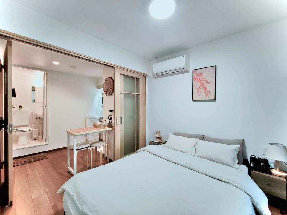 Bed, Living room, Photo of the whole room, Bedroom, air conditioner