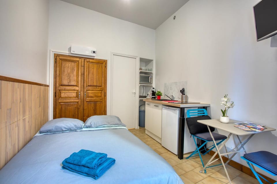 Bed, TV and multimedia, Kitchen or kitchenette, Living room, Photo of the whole room, Seating area, Dining area, Bedroom, wardrobe