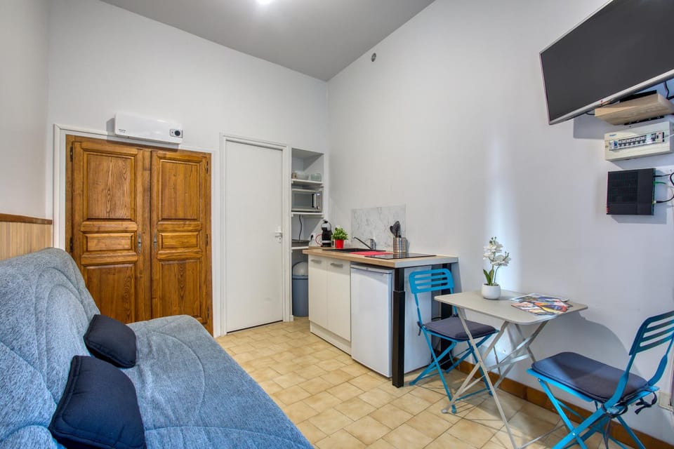TV and multimedia, Coffee/tea facilities, Kitchen or kitchenette, internet, microwave, stove