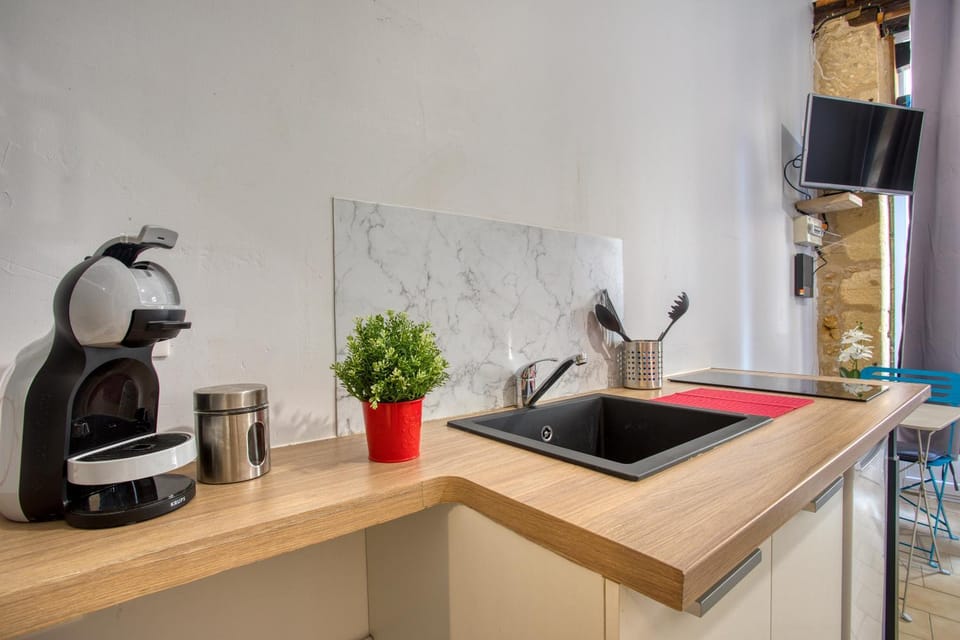 TV and multimedia, Coffee/tea facilities, Kitchen or kitchenette, internet, stove