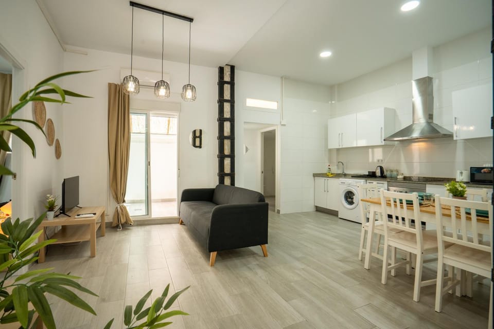 Kitchen or kitchenette, Living room, Seating area, Dining area, oven, stove