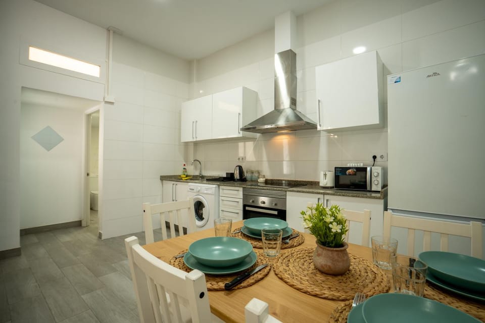 Kitchen or kitchenette, Dining area, stove