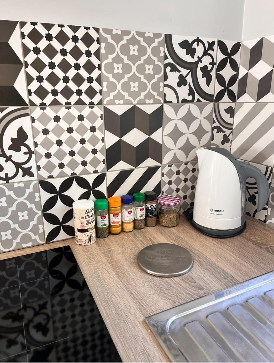 Coffee/tea facilities, Kitchen or kitchenette, stove