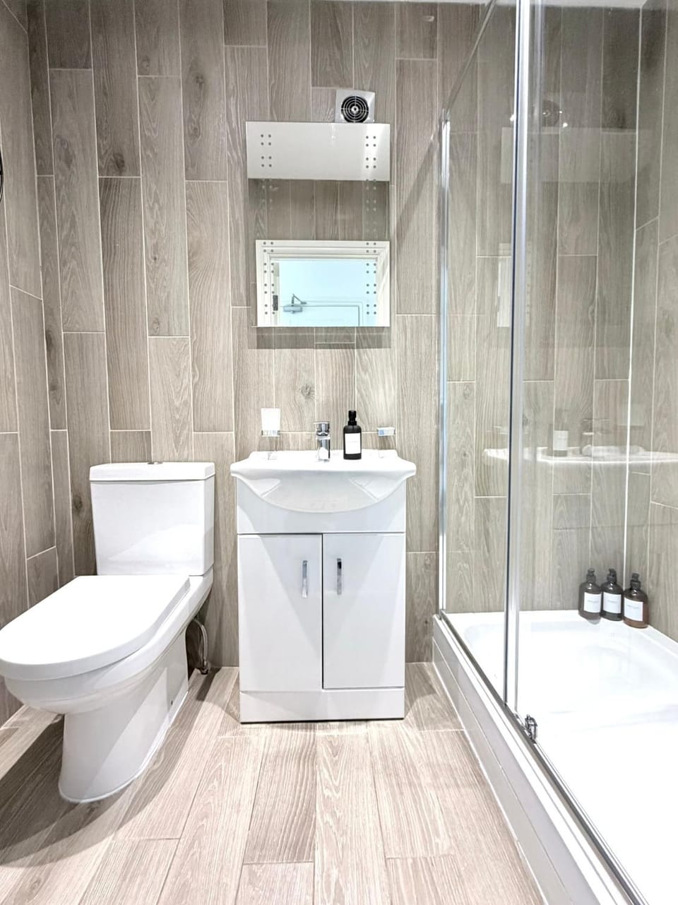 Shower, Toilet, Bathroom, Bath, towels