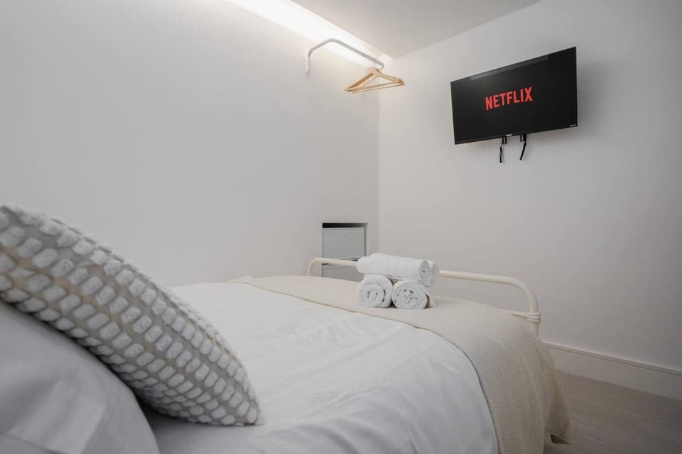 Focus Stay Shared Kitchen Work Desk Parking Apartment in Liverpool