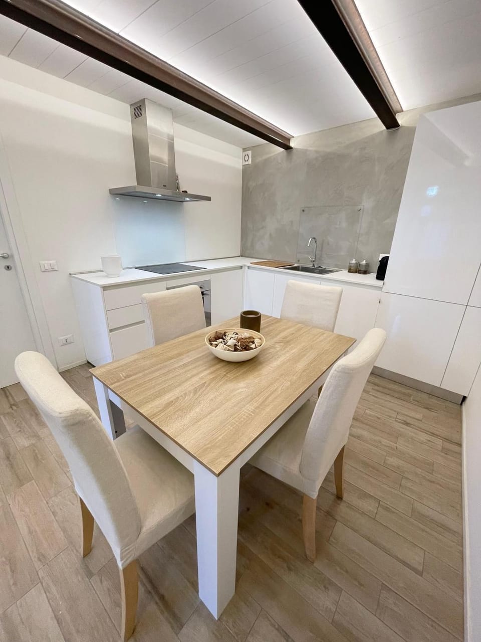 Kitchen or kitchenette, Dining area, stove