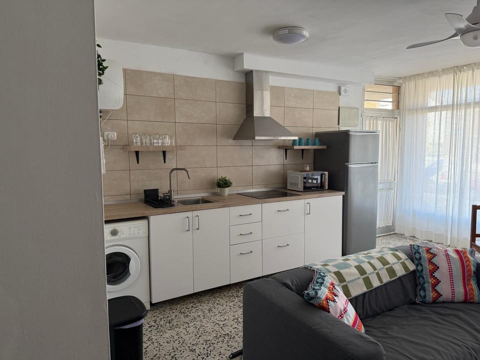 Kitchen or kitchenette, Lobby or reception, Dining area, stove