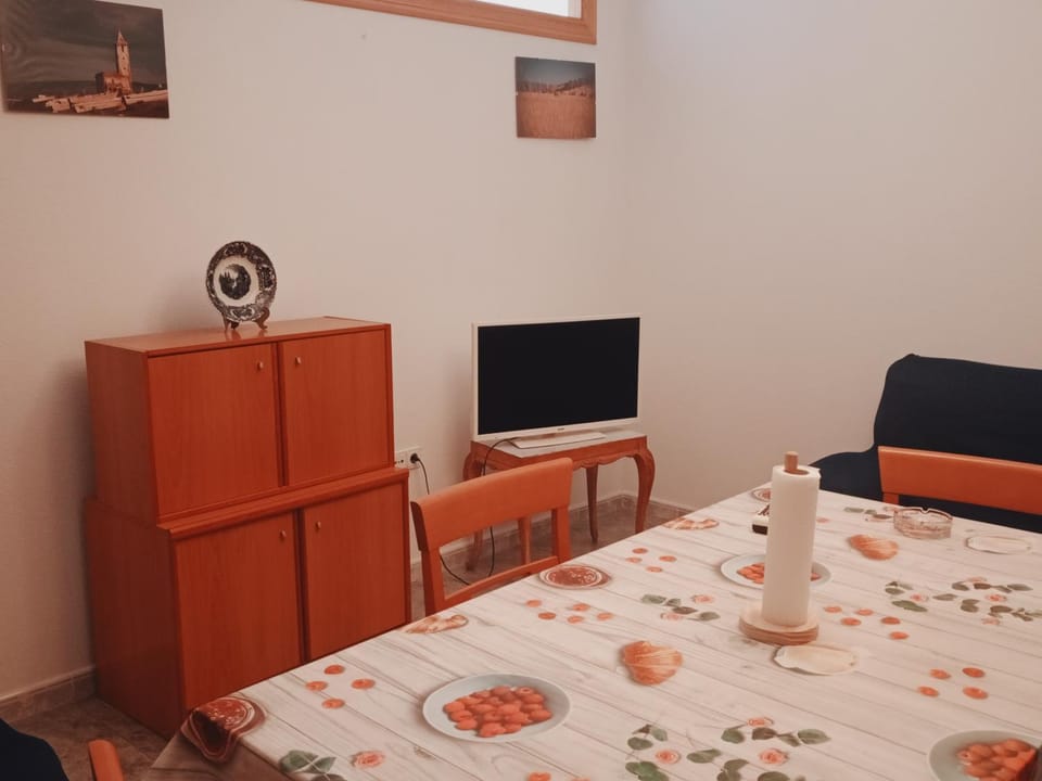 TV and multimedia, Living room, Seating area, Dining area