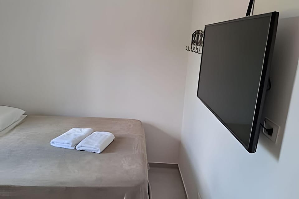 Bed, TV and multimedia, Photo of the whole room, Bedroom