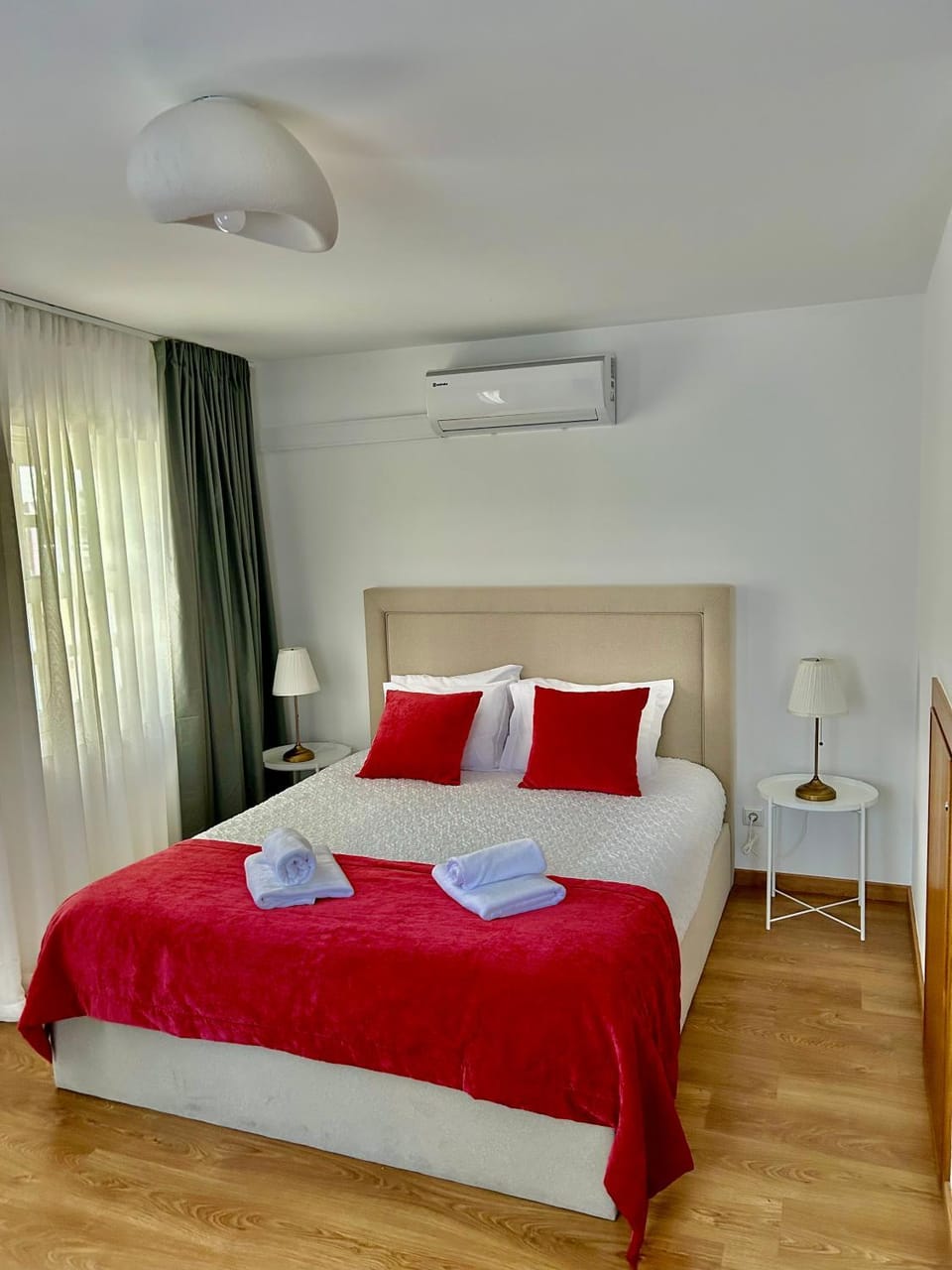 Bed, Photo of the whole room, Bedroom, air conditioner