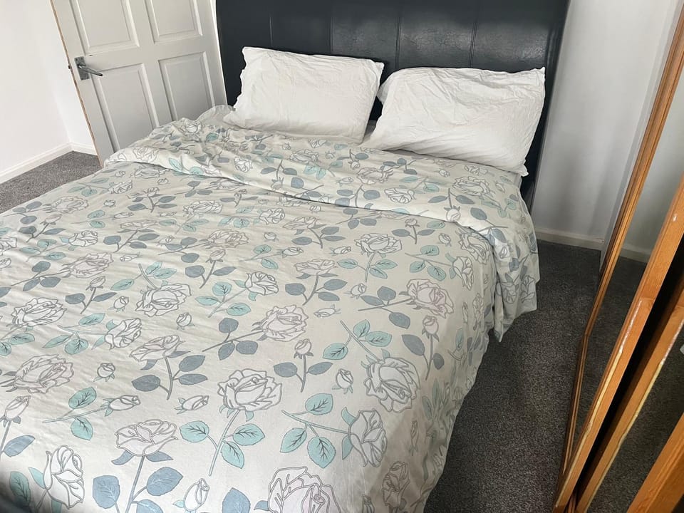 Rooms in a home, walking distance to tube station Vacation rental in Barking