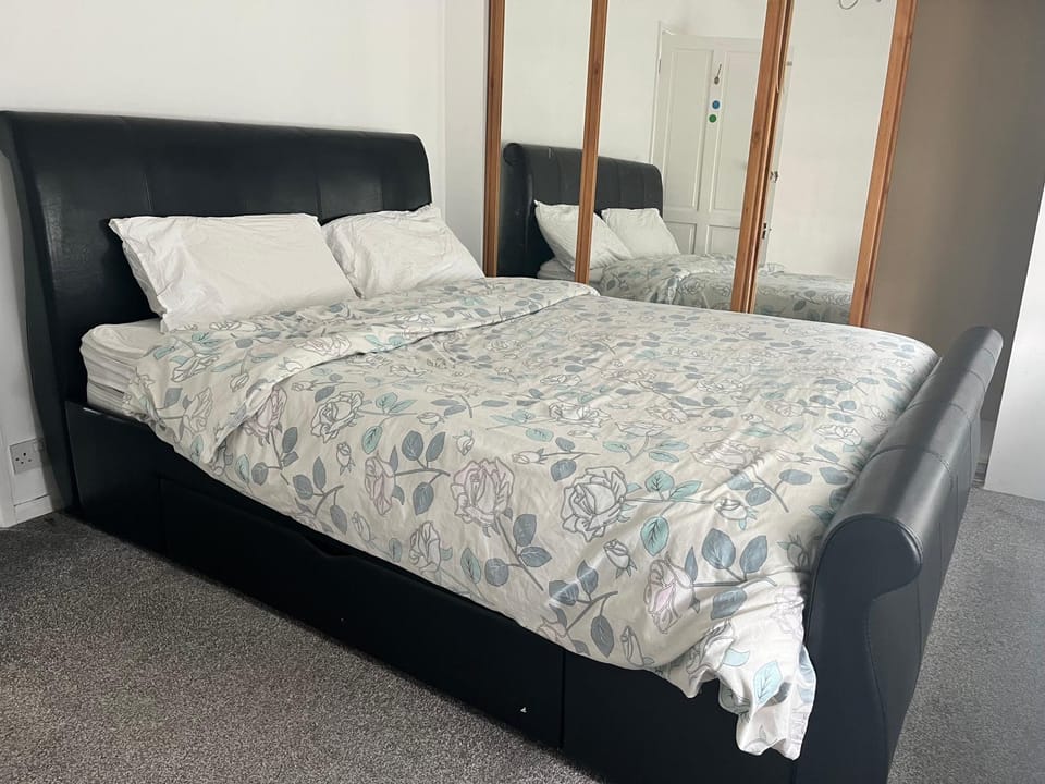 Rooms in a home, walking distance to tube station Vacation rental in Barking